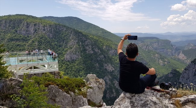 450 metre yükseklikteki cam terasta bayram yoğunluğu