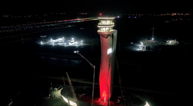 İstanbul Yeni Havalimanı’nda kule Türk Bayrağı renklerine büründü