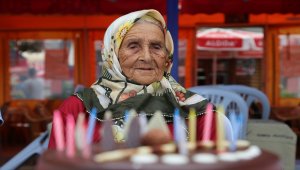 100 yaşını pasta keserek kutladı