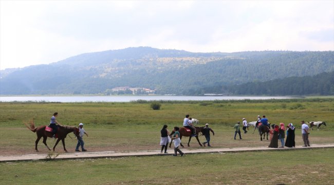Abant'a yerli ve yabancı turist ilgisi