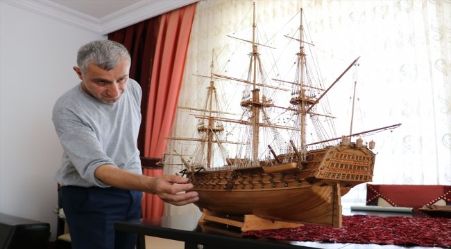Ağaç parçaları tarihi savaş gemilerinin maketlerine dönüşüyor