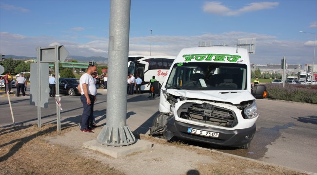 Amasya'da otobüsle minibüs çarpıştı: 3 yaralı