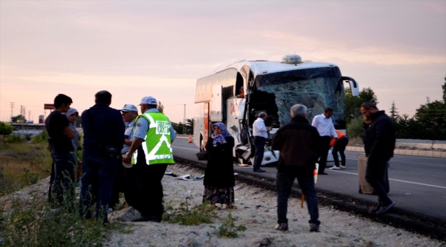 Amasya'da yolcu otobüsü tıra çarptı: 23 yaralı