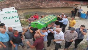 Annesinin cenazesine yakınının kucağında katıldı