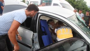 Araçta sıkışan sürücü bir saatlik çalışma sonrası kurtarıldı