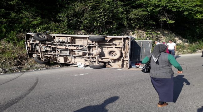 Bartın'da minibüs devrildi: 8 yaralı