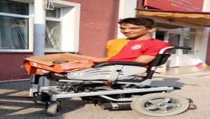 Bedensel engelli genç, yavru bir kuşa sahip çıktı