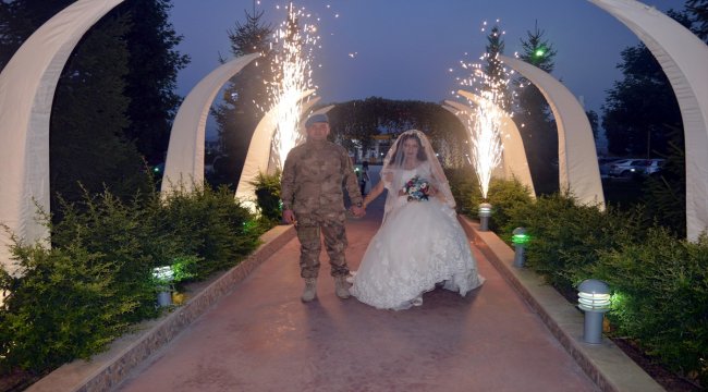 Düğününde damatlık yerine askeri kamuflajını giydi