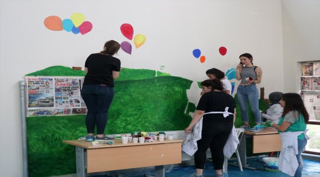 Engelli yaşam merkezinin duvarlarını resimle güzelleştiriyorlar
