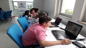 Göreleli çocuklar kodlama öğreniyor