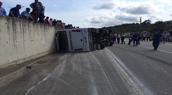 GÜNCELLEME - Trabzon'da yolcu midibüsü devrildi: 2 ölü, 13 yaralı