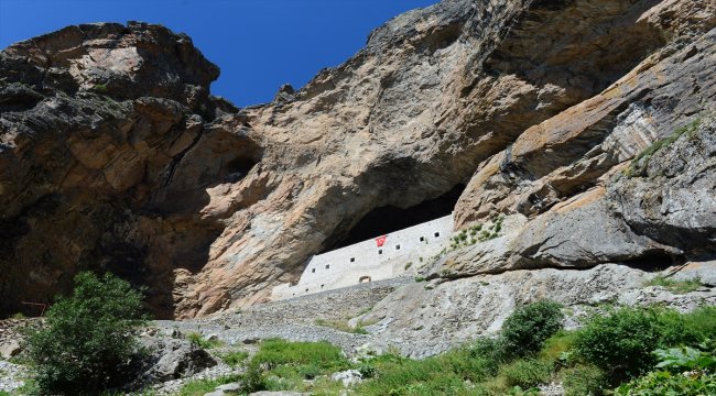 "Kayaya oyma manastır" ziyaretçilerini ağırlıyor