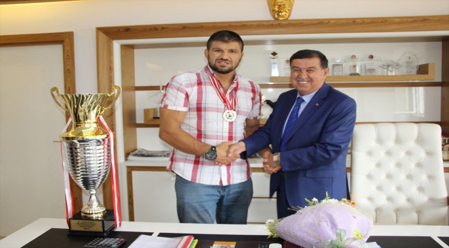 Kırkpınar finalistinden Kaymakam Yılmaz ve Başkan İkiz'e ziyaret