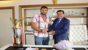 Kırkpınar finalistinden Kaymakam Yılmaz ve Başkan İkiz'e ziyaret