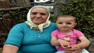 Minik Sati ablası Evrim'i bekliyor