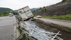 Ordu'da tır bariyerlere çarptı: 1 yaralı