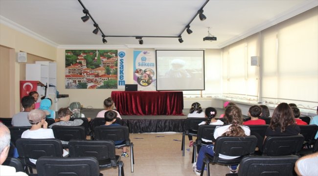 Safranbolu'da çocuklara film gösterimi