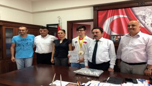 Şampiyon satranççıdan Kaymakam Eskioğlu'na ziyaret