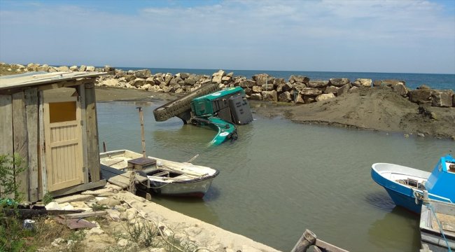 Sinop'ta devrilen iş makinesinin operatörü öldü