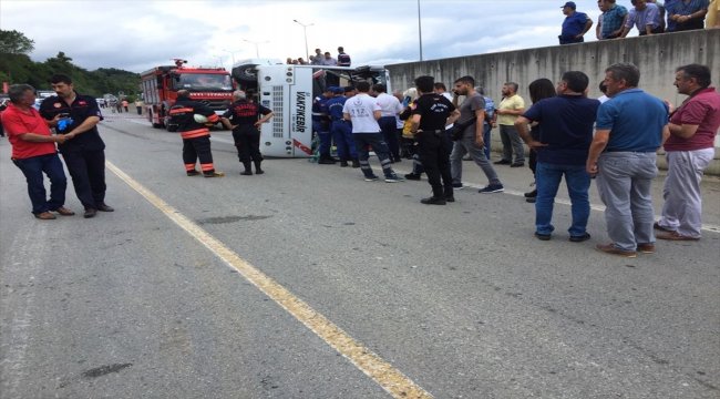 Trabzon'da yolcu midibüsü devrildi