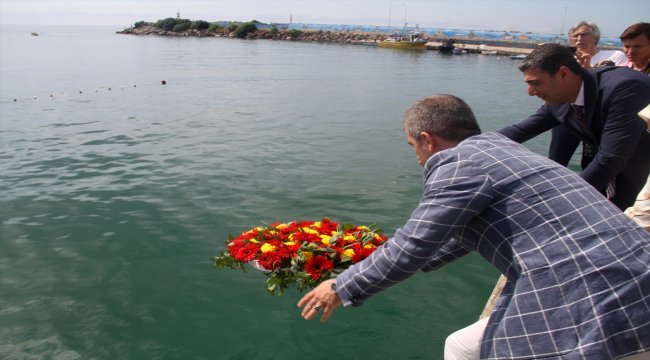 Yağlı direkten bayrak almak için yarıştılar