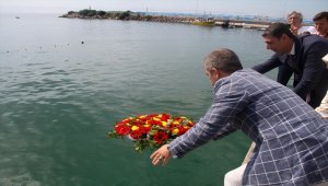 Yağlı direkten bayrak almak için yarıştılar
