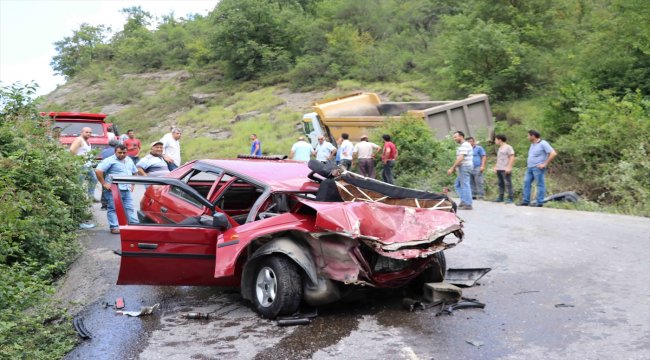 Zonguldak'ta kamyonla otomobil çarpıştı: 4 yaralı