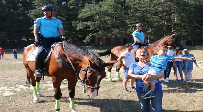 Abant'a atlı jandarma koruması