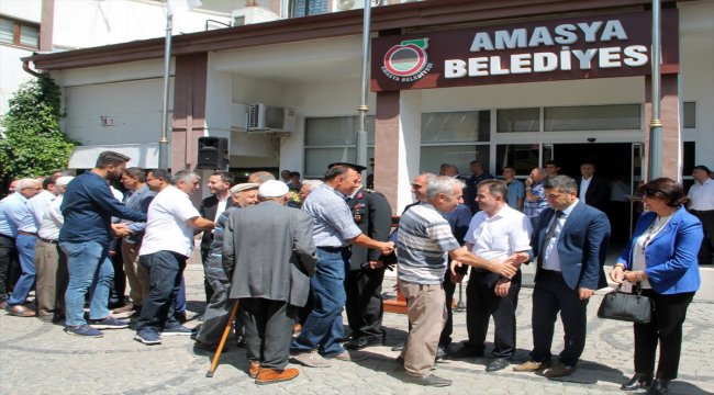 Amasya'da protokolle halk bayramlaştı