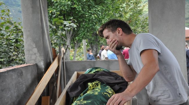 Baba ile oğlunun cenazesi aynı tabutta taşındı