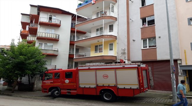 Balkon demirlerine sıkışan çocuğu itfaiye kurtardı
