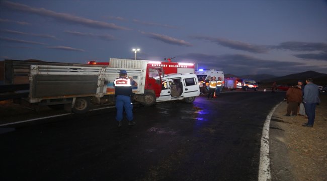 Bayburt'ta kamyon ile otomobil çarpıştı: 2 ölü
