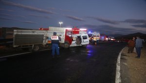 Bayburt'ta kamyon ile otomobil çarpıştı: 2 ölü