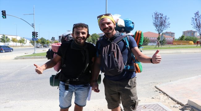 Bayram tatilinde otostopla Gürcistan'a gidiyorlar