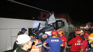 Bolu'da kamyonun yolcu otobüsüne çapması