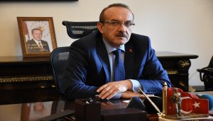 Çocuklar yere düşen Türk bayrağını öpüp kaldırdı