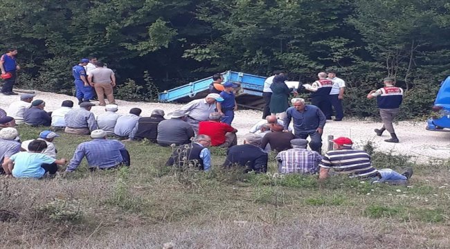 Devrilen traktörün altına kalan iki kişi öldü