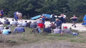Devrilen traktörün altına kalan iki kişi öldü