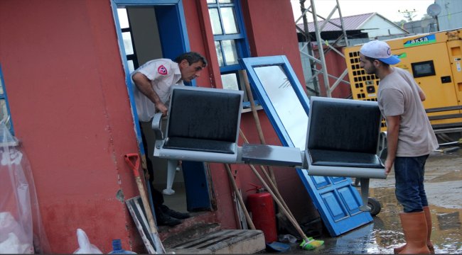 Fabrika çalışanlarının selden kaçışı güvenlik kamerasında