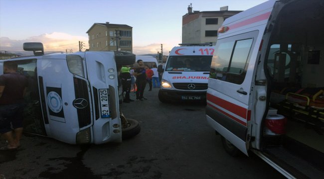 Fındık işçilerini taşıyan minibüs devrildi: 22 yaralı