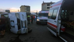 Fındık işçilerini taşıyan minibüs devrildi: 22 yaralı