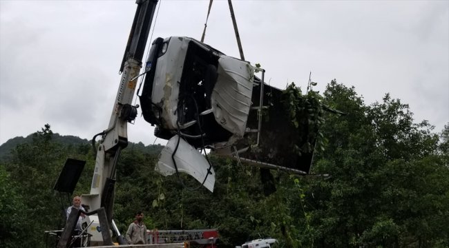 Giresun'da kamyonet devrildi: 3 ölü, 6 yaralı