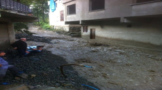Giresun'da üç köy yolunda heyelan meydana geldi