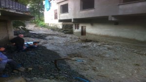 Giresun'da üç köy yolunda heyelan meydana geldi