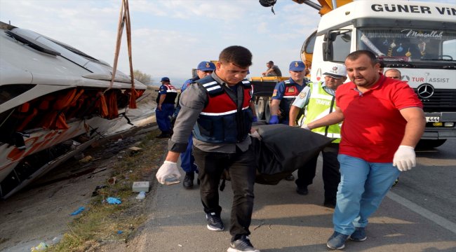 Amasya'da yolcu otobüsü devrildi: 1 ölü, 14 yaralı