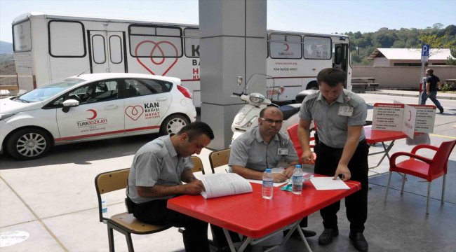 Hastane personelinden kan bağışına klipli destek