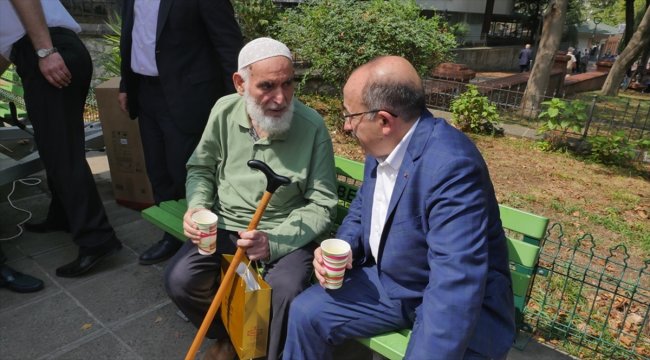 İkram çeşmesinden vatandaşlara limonata ikram ediliyor