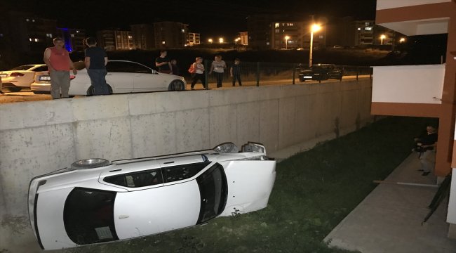 Karabük'te otomobil apartman bahçesine devrildi