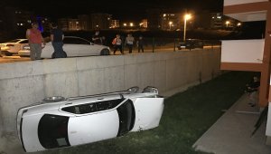 Karabük'te otomobil apartman bahçesine devrildi