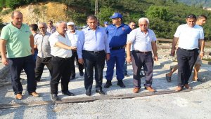 Kaymakam Güney, selde yıkılan köprüyü inceledi